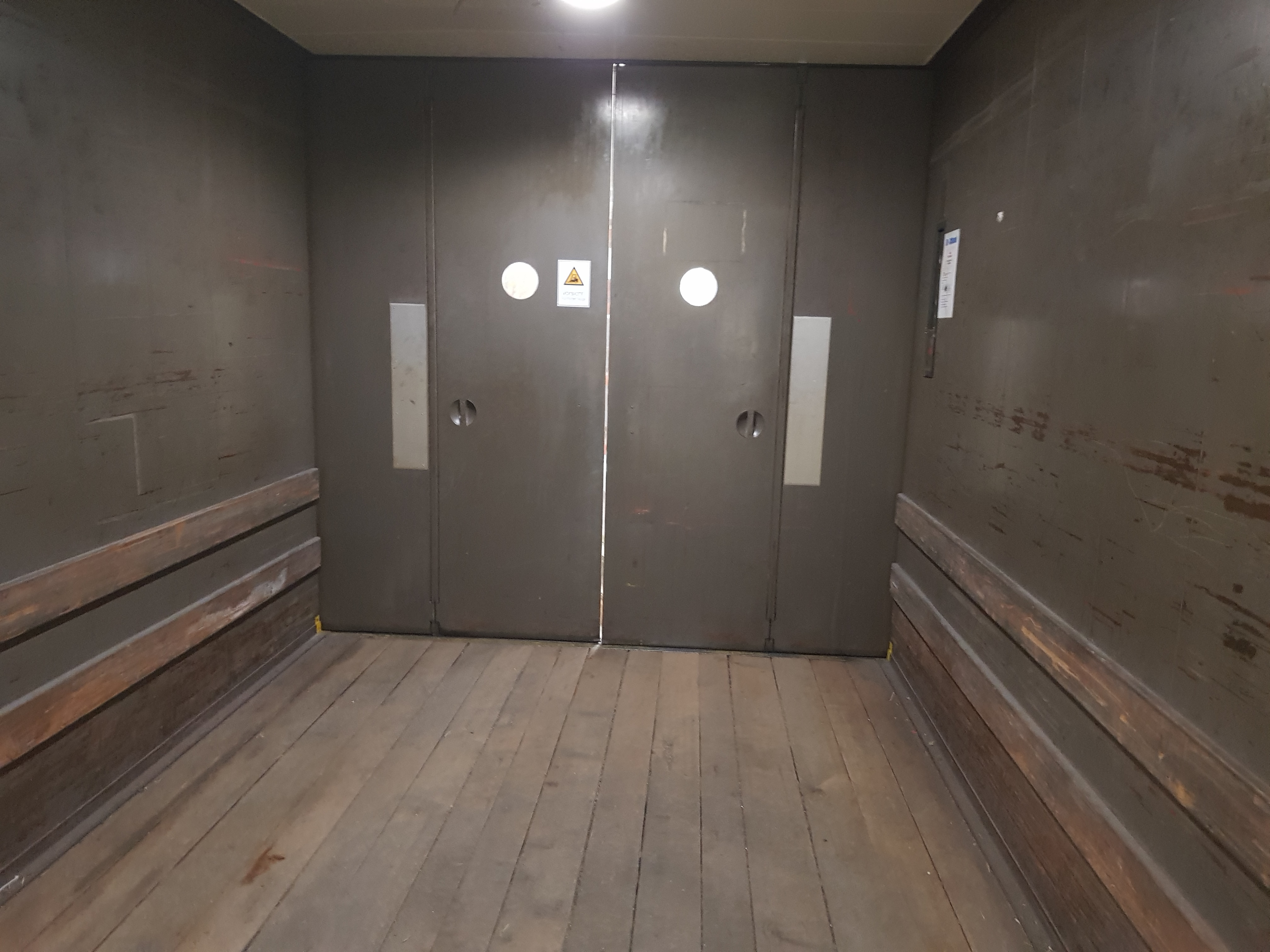 Lastenaufzug vorher<br>